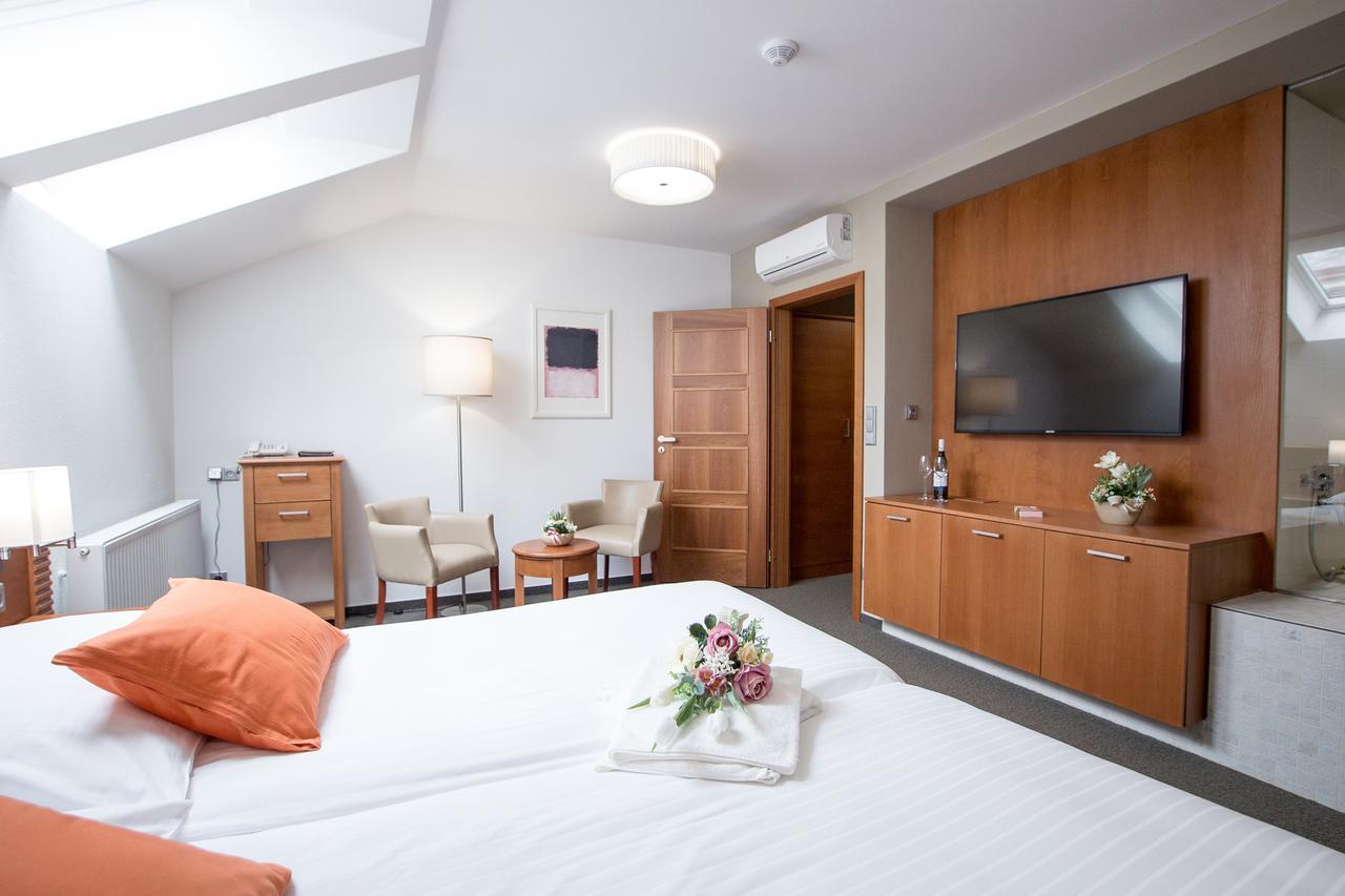 Hotel Pod Vezi Strážnice Kültér fotó