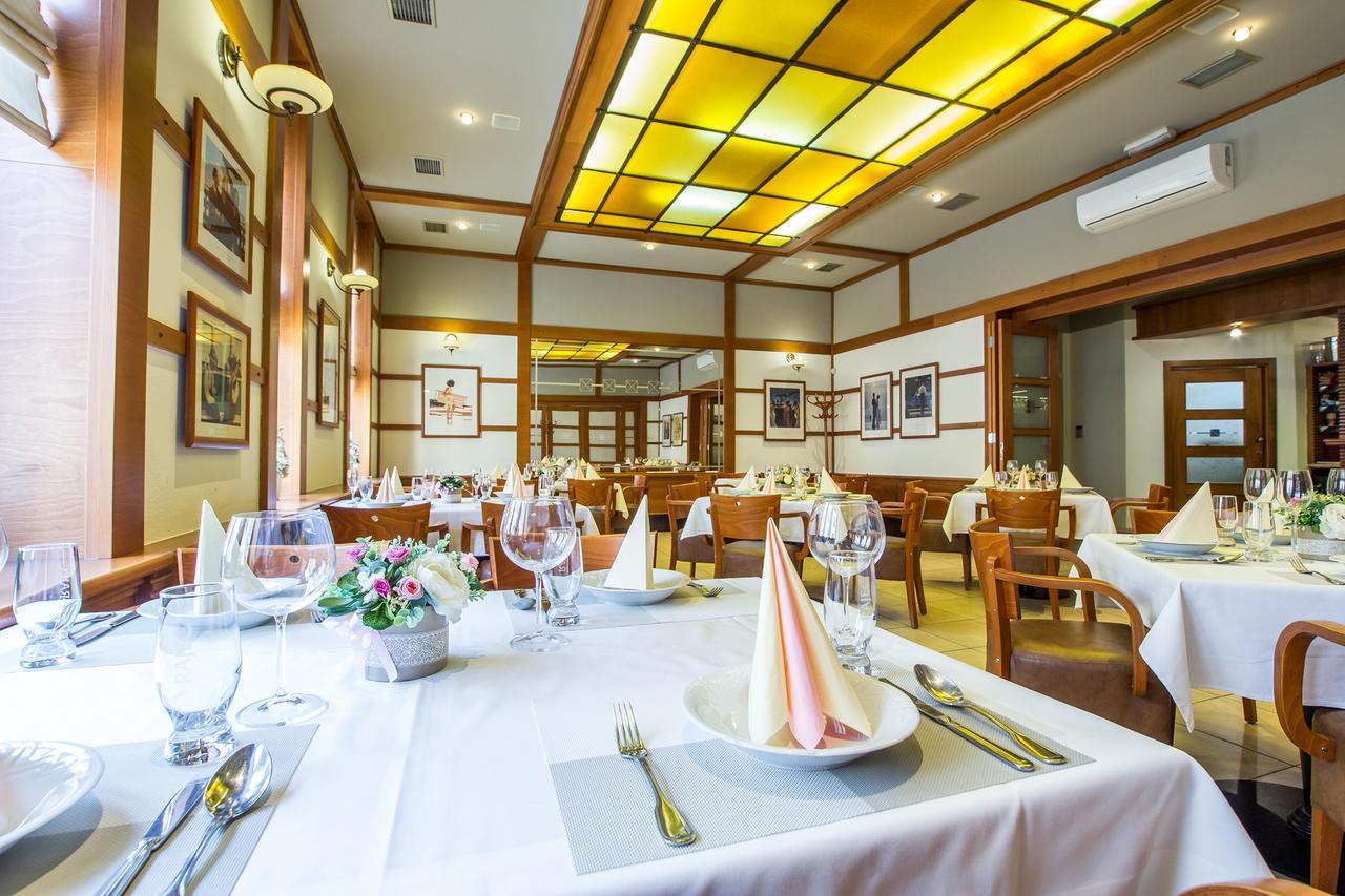 Hotel Pod Vezi Strážnice Kültér fotó