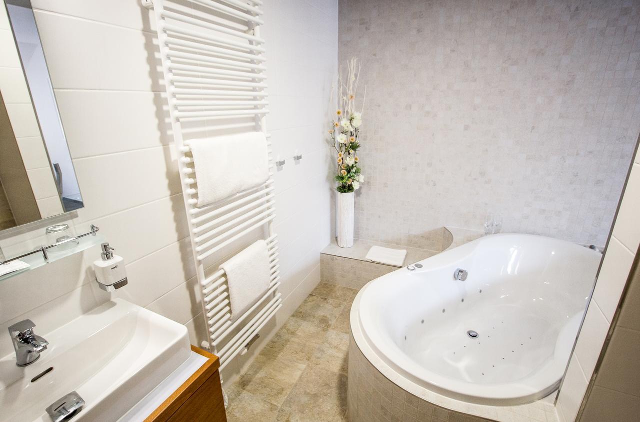 Hotel Pod Vezi Strážnice Kültér fotó