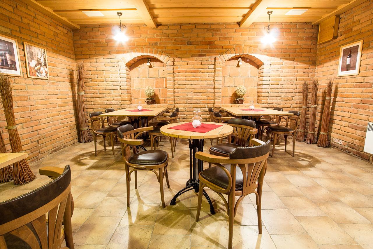 Hotel Pod Vezi Strážnice Kültér fotó