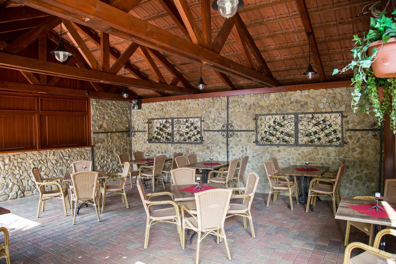Hotel Pod Vezi Strážnice Kültér fotó